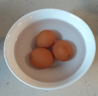 계란을 물에 담급니다.