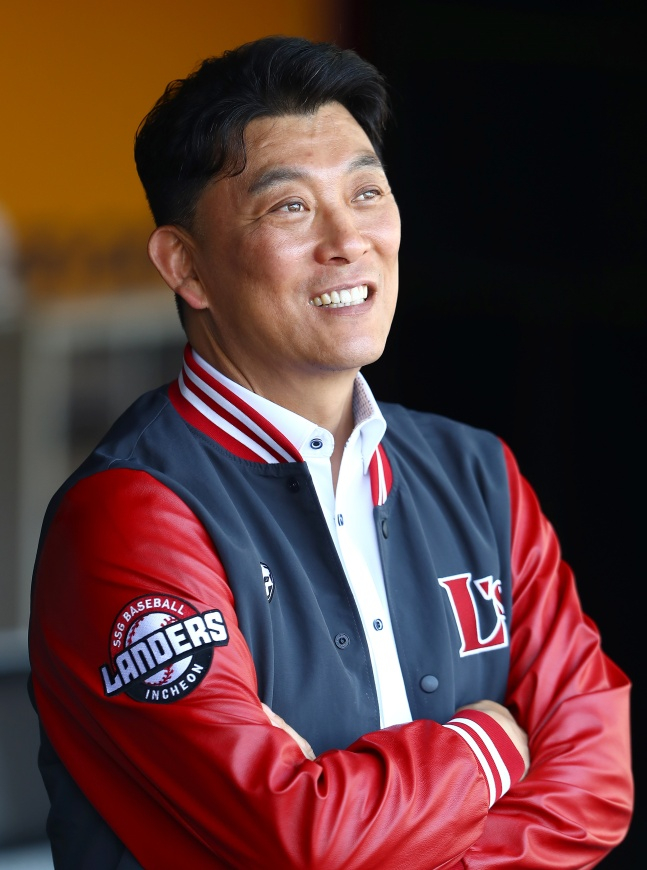  김강민 이적 논란 속 SSG, 김성용 전 단장과 결별: 새로운 변화의 시작