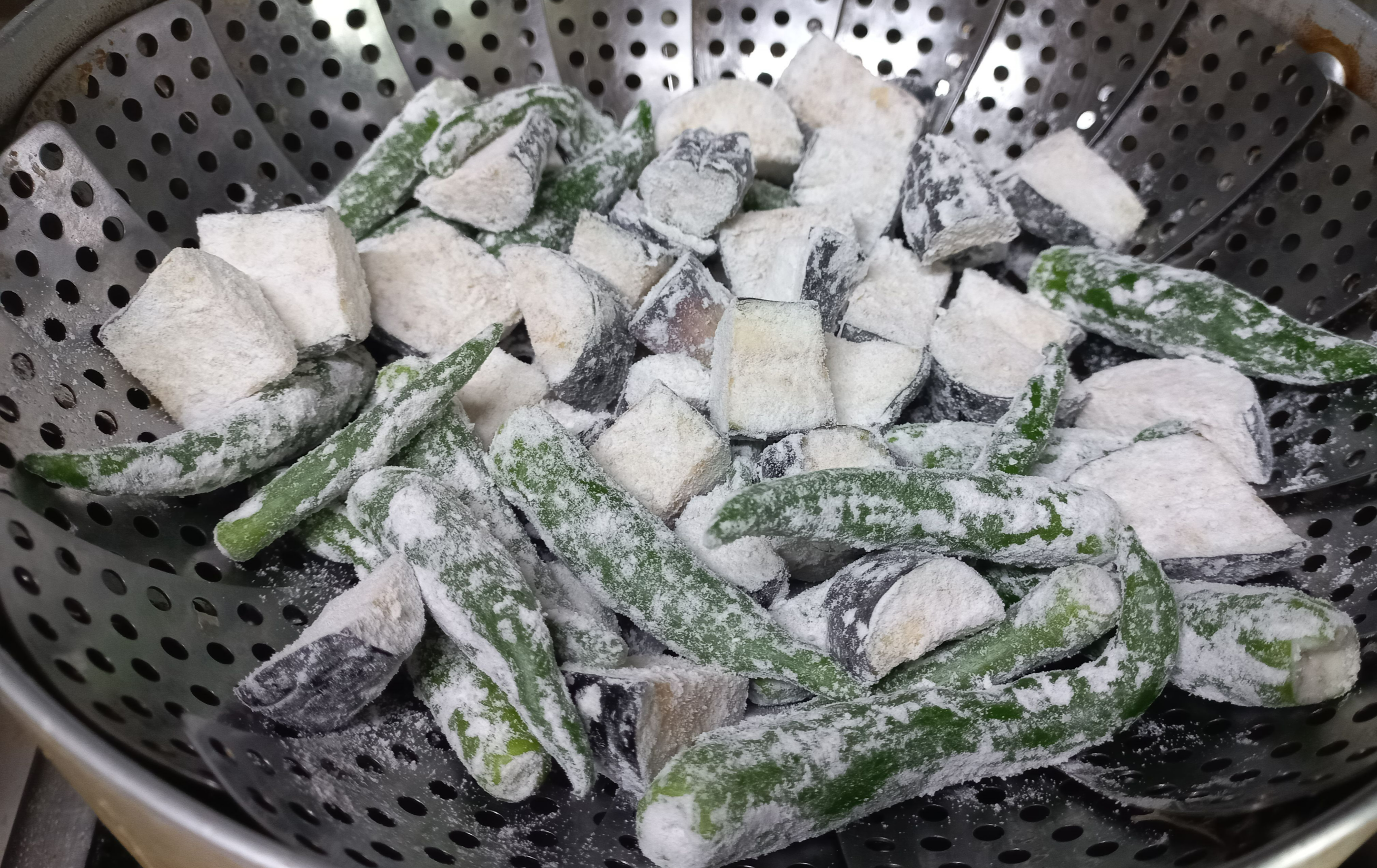 가루옷을 입혀 찜기에 쪄주는 사진