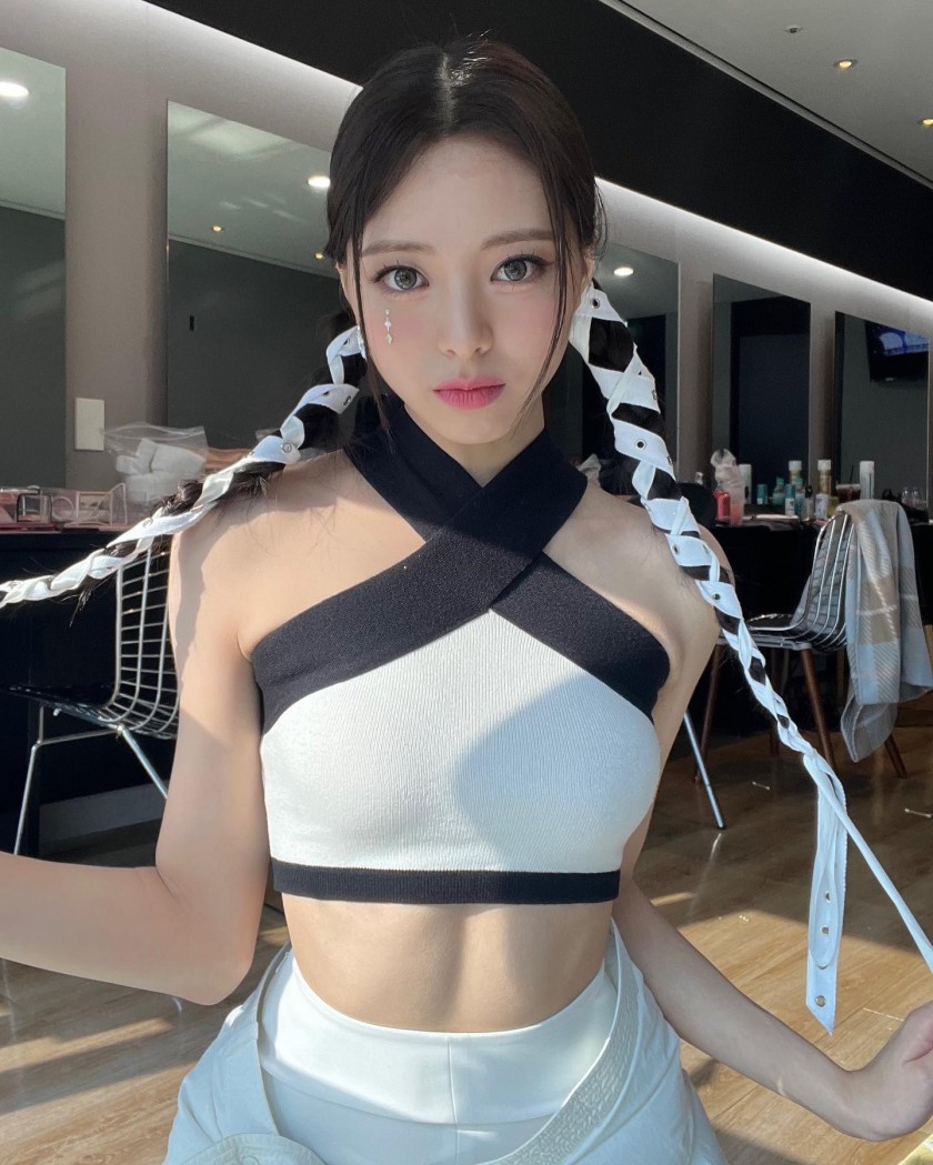  끈으로 묶은 양갈래 ITZY 유나