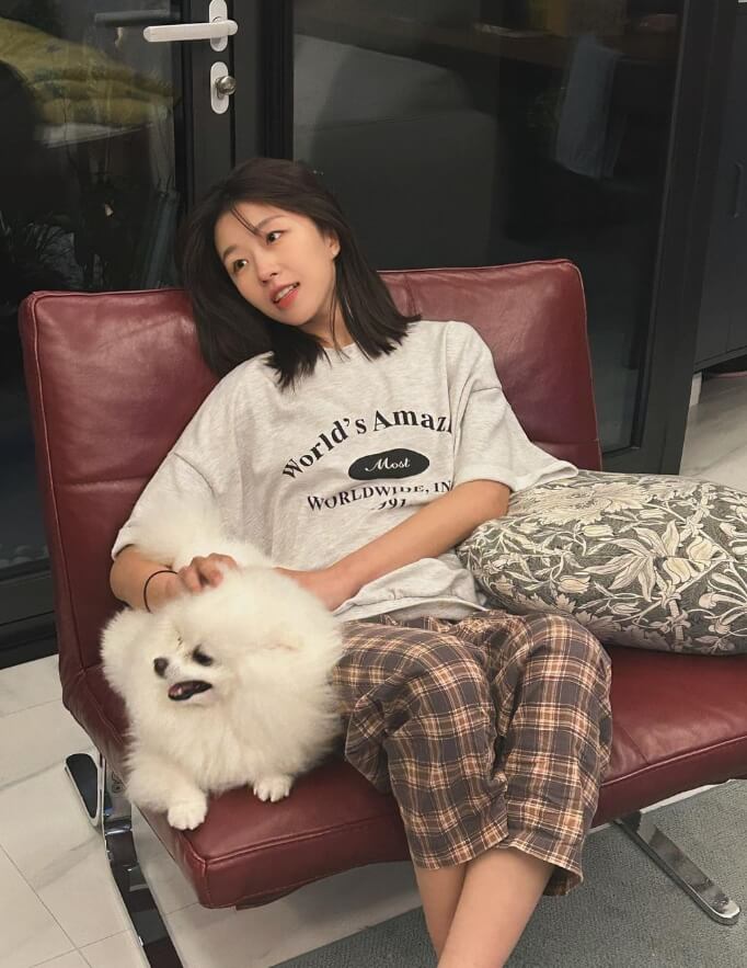 의자에앉아있는-강아지와긴머리여성의모습