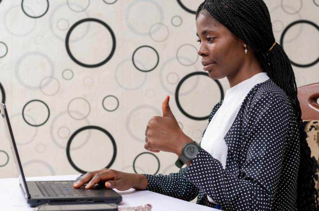 흑인 여성이 노트북으로 일을 보고 있다.