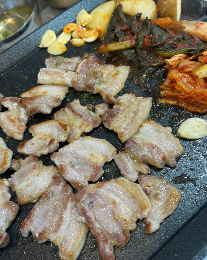 생삼겹살 구운 사진