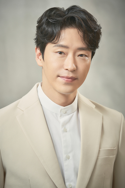 엄기준 나이 프로필 키 안경 주단태 인스타 화보 과거 리즈 결혼 출연작 뮤지컬