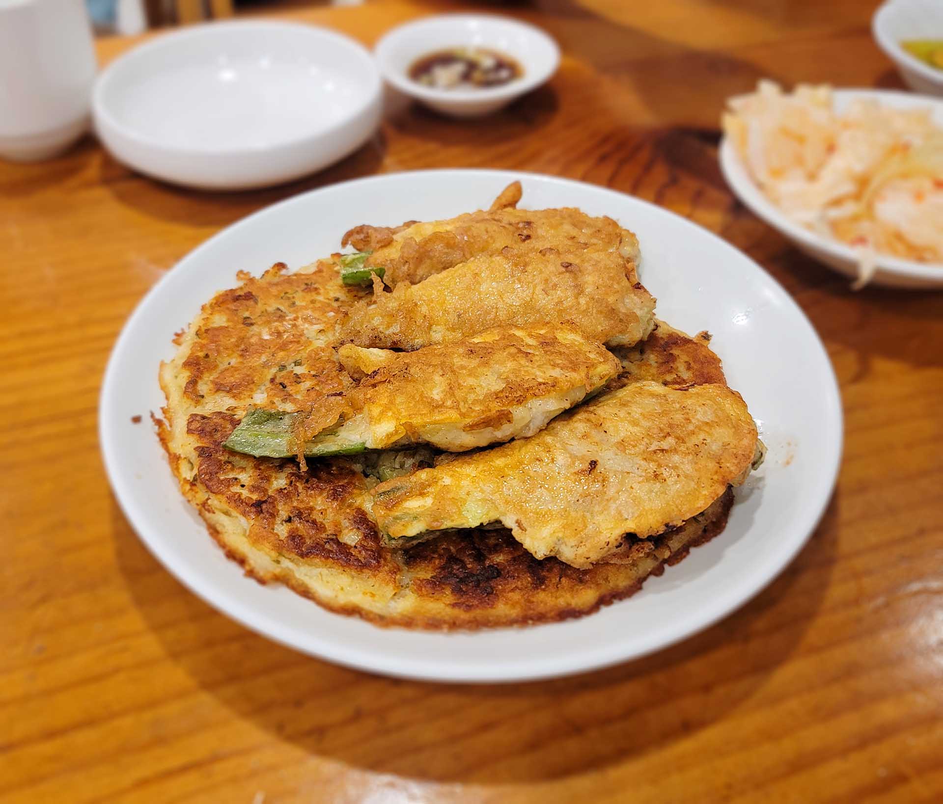 압구정-로데오거리-뉴만두집-빈대떡-고추전-반반-사진