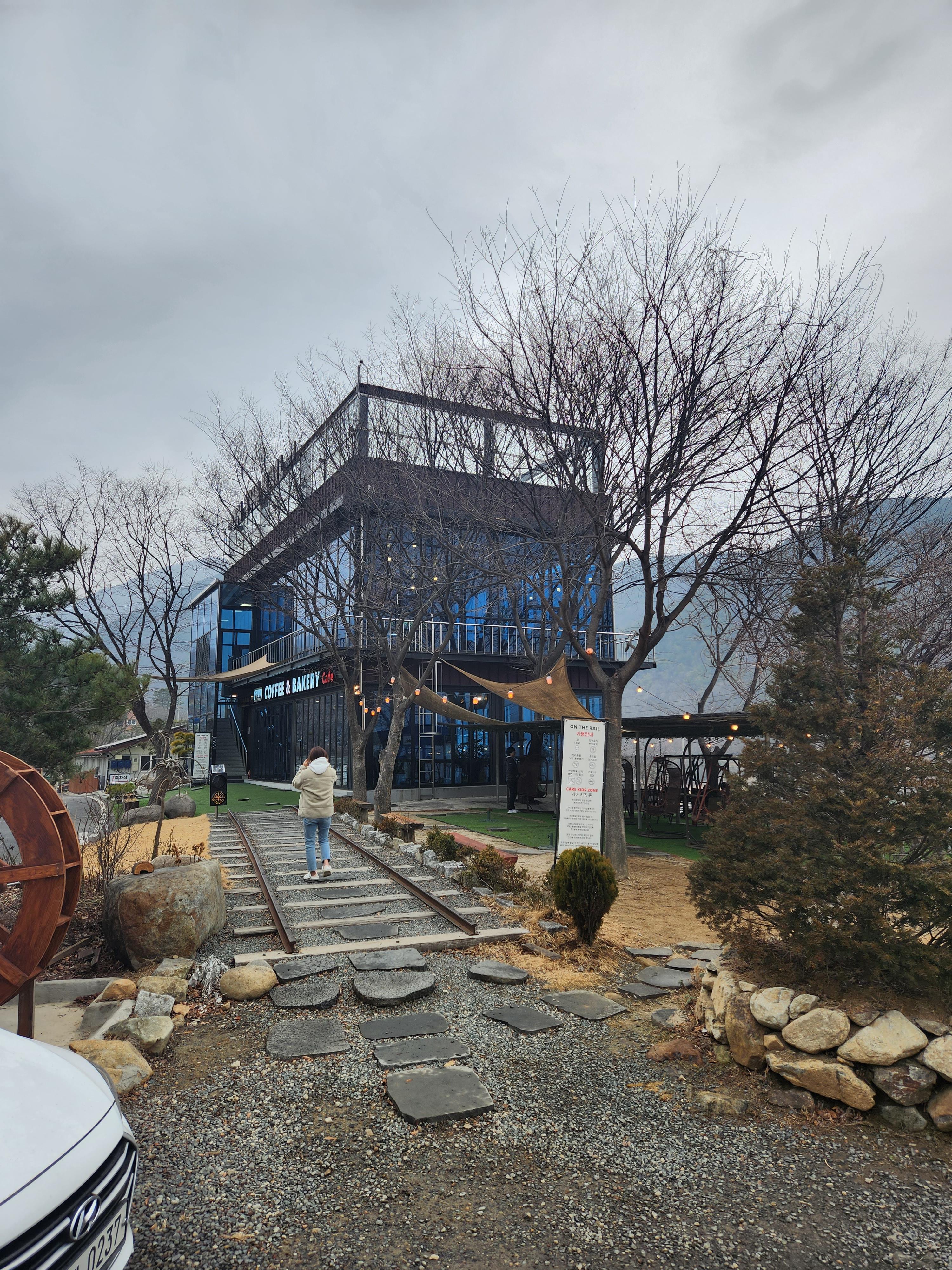 커피온더레일 이미지