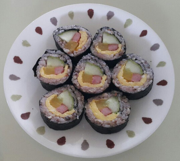  김밥, 햄 단무지 오이 달걀로 속을 채운 김밥