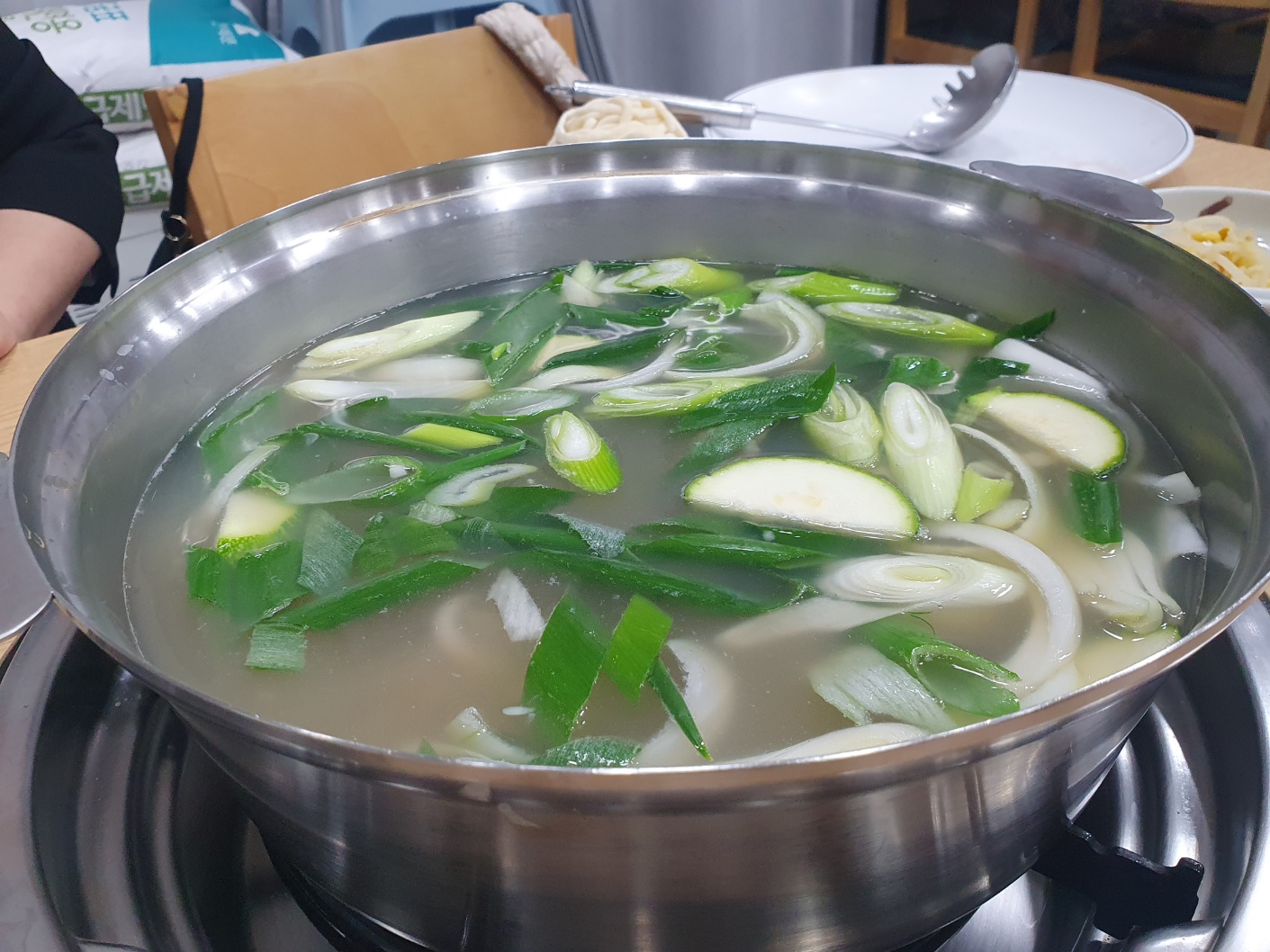 국물맛이 시원하고 면빨도 쫄깃쫄깃 해물칼국수 백청우칼국수 흥덕점