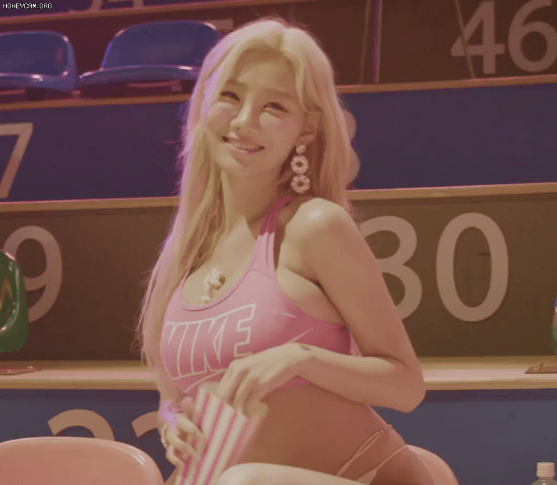  맥심 표지모델 돌싱으로 돌아온 빛베리 세 번째 맥심 화보 촬영현장 움짤 gif - 1