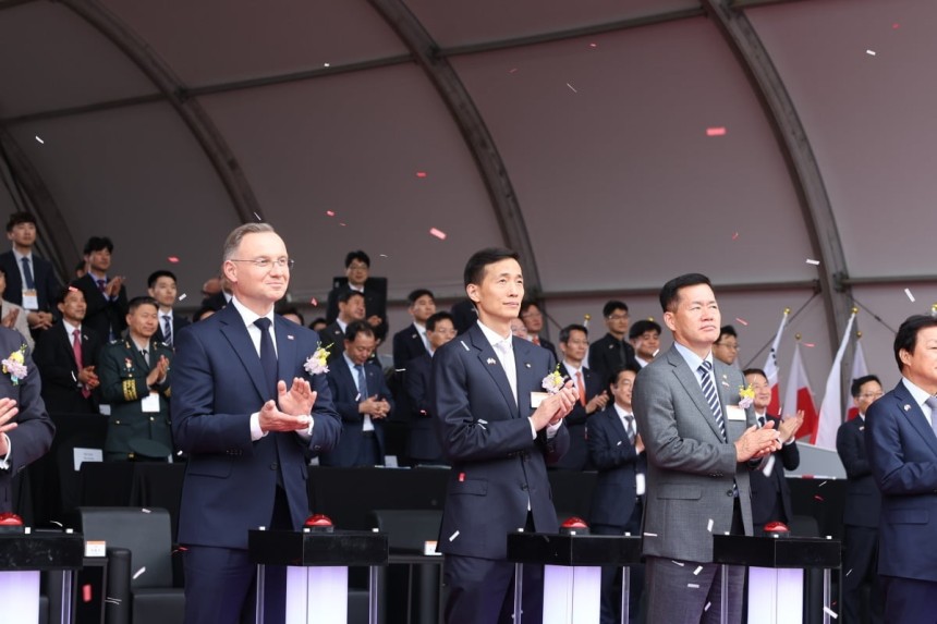2024년 10월 25일 한화에어로스페이스 창원3사업장에서 열린 폴란드 대통령 방문 환영 기념행사에서 김동관 한화그룹 부회장이 안제이 두다 대통령, 석종건 방위사업청장 등 참석자들과 함께 K9, 천무 등 실물장비 기동시연을 보며 박수를 치고 있다.