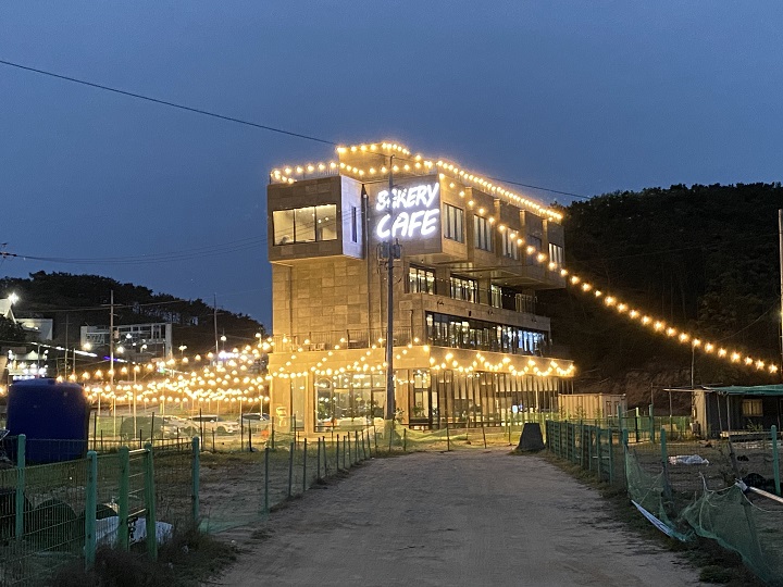 불빛-화려한-카페-외관