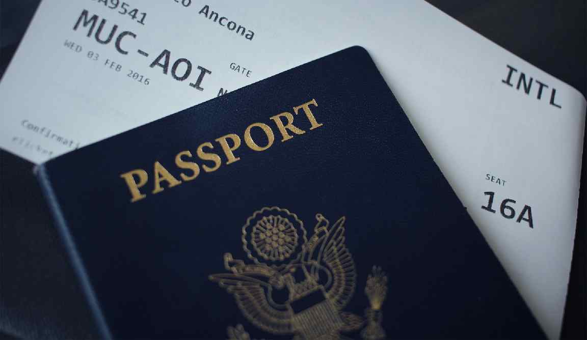 비행기표-예약-항공권-티켓과-여권-사진