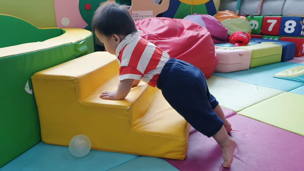  드디어 일어서서 목욕 시작! (D+287)