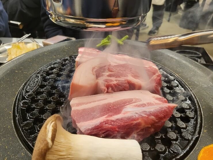 맛있게 익어가는 제주흑돼지, 돗간