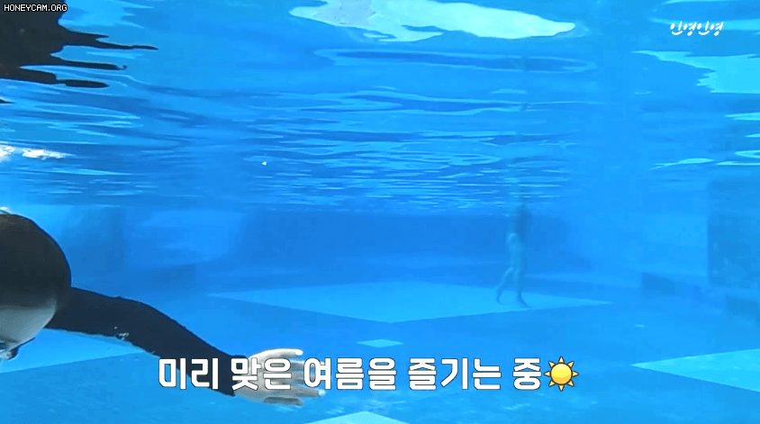유튜브 제대로 할줄 아는 배우 유인영 방콕 물놀이 수영복 가슴골