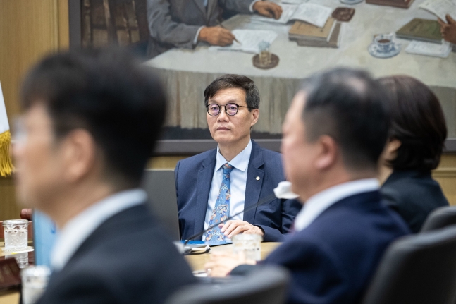 이창용 한국은행 총재가 지난달 19일 서울 중구 한국은행에서 열린 금융통화위원회를 주재하고 있다.