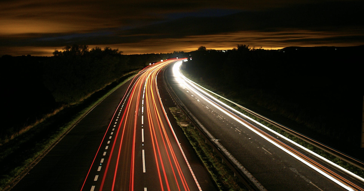 고속도로 야간 풍경