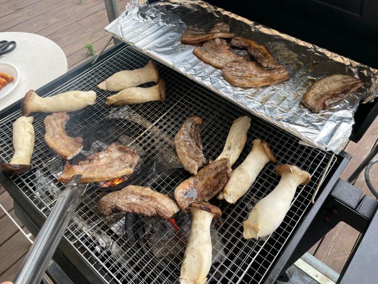 그릴-위에-고기-굽는-사진