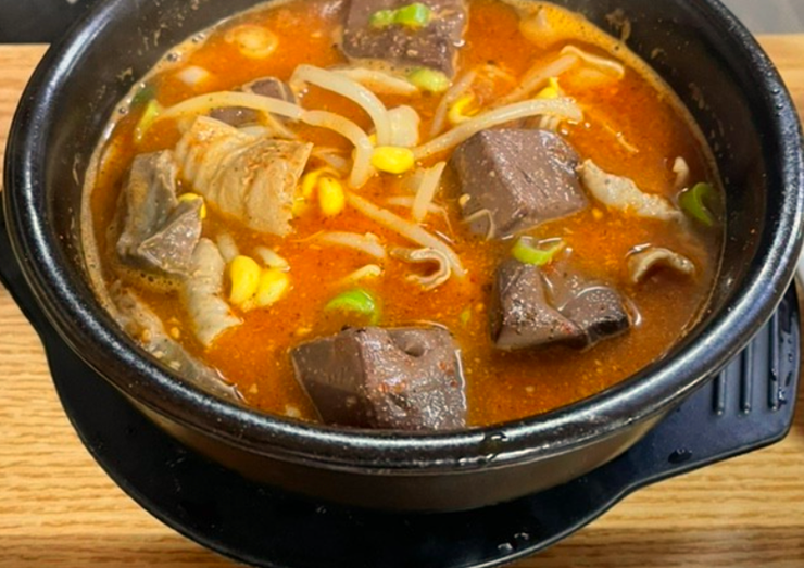 뚝배기에-선지내장-국밥