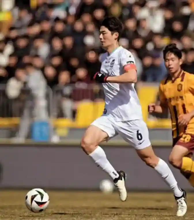 축구-선수-기성용-축구하는-모습-사진