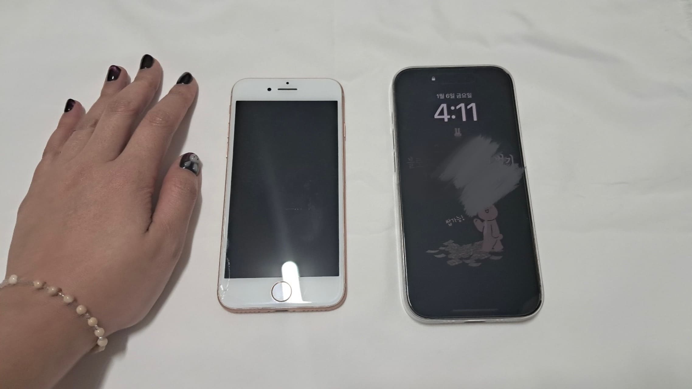 아이폰 8&#44; 아이폰 14 프로 골드 손바닥과 크기 비교