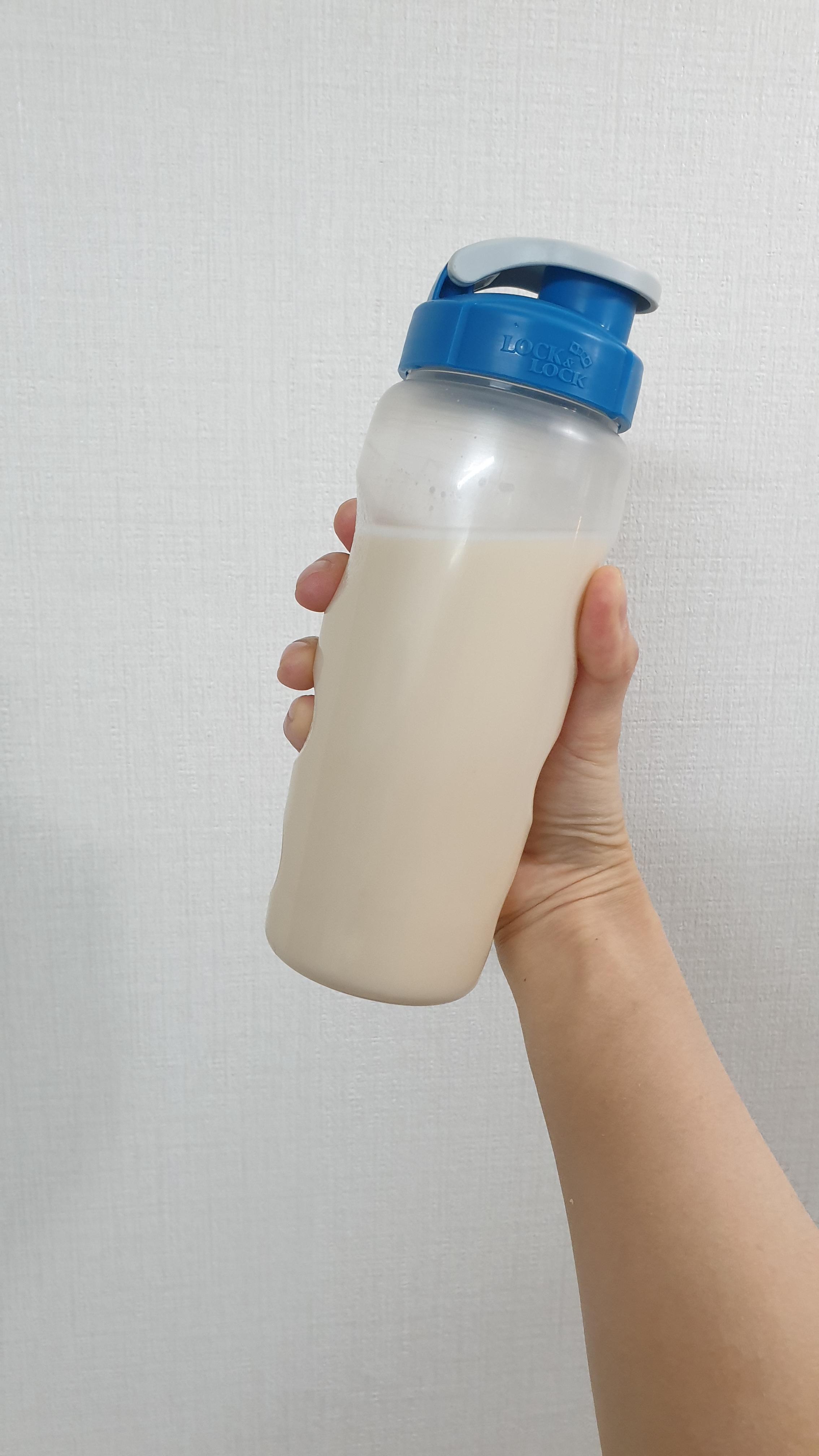 병에 넣고 냉장고에 보관한다