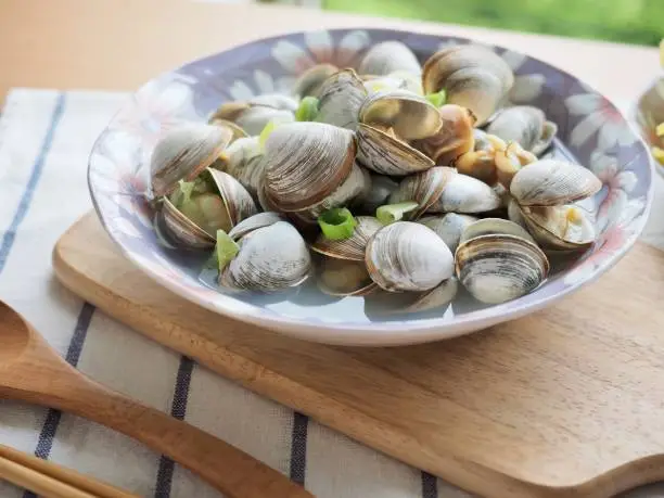 img src=&amp;quot;https://example.com/images/clam-suljjim.jpg&amp;quot; alt=&amp;quot;청주와 함께 끓인 국물 자작한 바지락 술찜&amp;quot; style=&amp;quot;width:100%; margin: 1.5em 0; border-radius: 8px;&amp;quot;