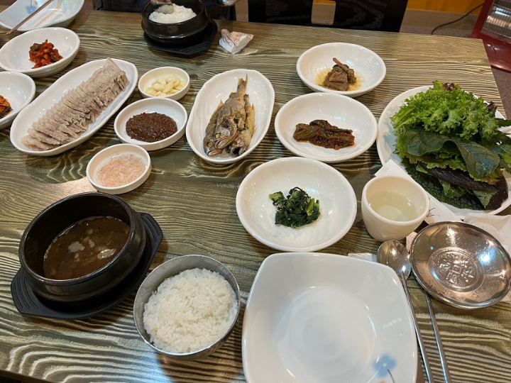 테이블-위에-여러가지-음식들