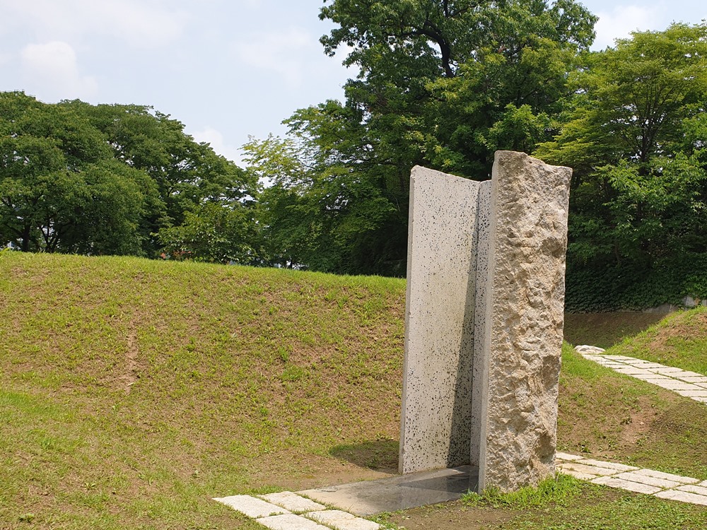 남산-기억의터-거꾸로동상-이미지