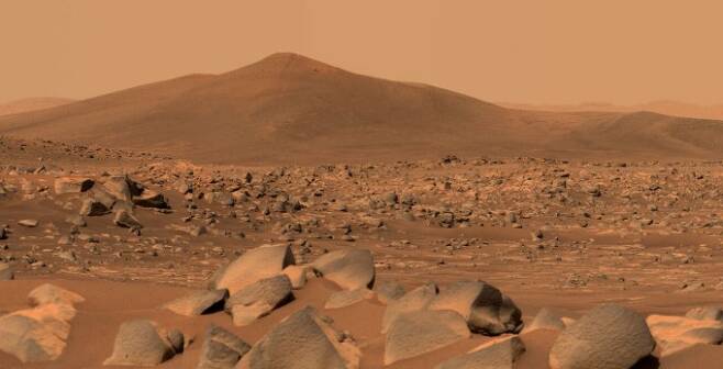 미국항공우주국(NASA)의 화성 탐사로버 &#39;퍼서비어런스&#39;가 지난해 4월 예제로 분화구 내부를 촬영한 모습. 예제로 분화구는 과거 물이 흘렀던 흔적이 있어 생명체의 단서를 찾을 가능성이 높은 지역으로 꼽힌다