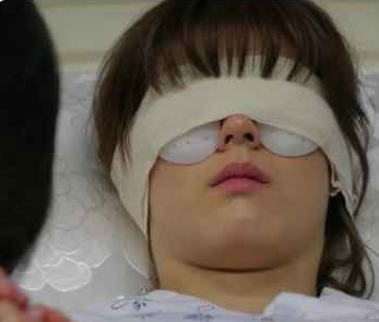 "이런 나라도 괜찮겠어?" 여자 친구는 시각 장애인이었고 그녀는 수술을 받게 되었습니다. 그녀가 수술 후 내게 건넨 한마디에 눈물을 참을 수 가 없었습니다.