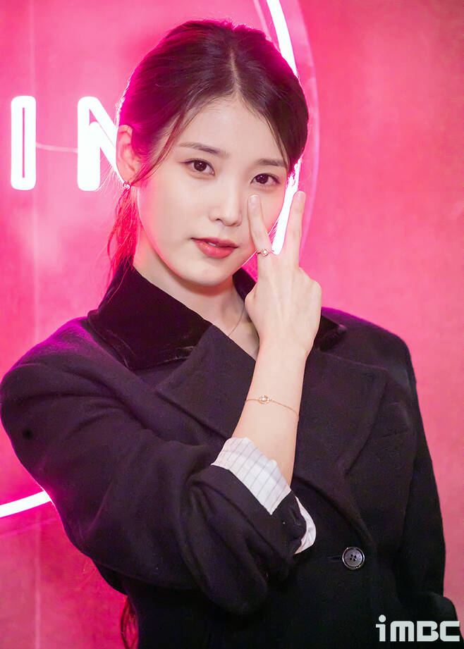 아이유, 제이에스티나 '홀리데이 컬렉션' 팝업스토어 오픈 행사