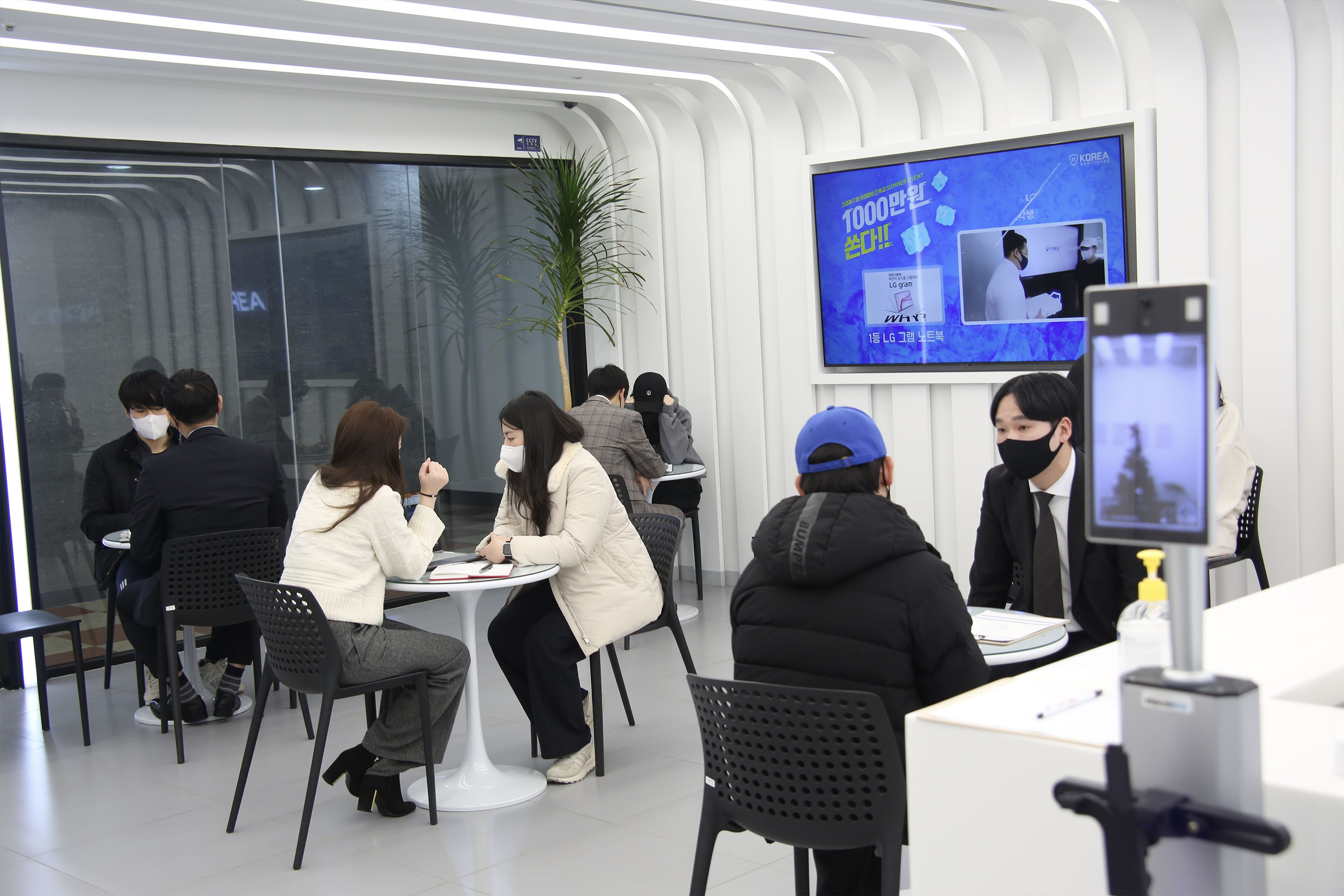 서면프로그래밍학원에서 코딩 상담을 받고있는 학생들