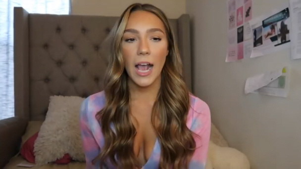 알렉산드라가 말을 하는데 입을 벌린 사진이 캡쳐되었네요 이뻐요