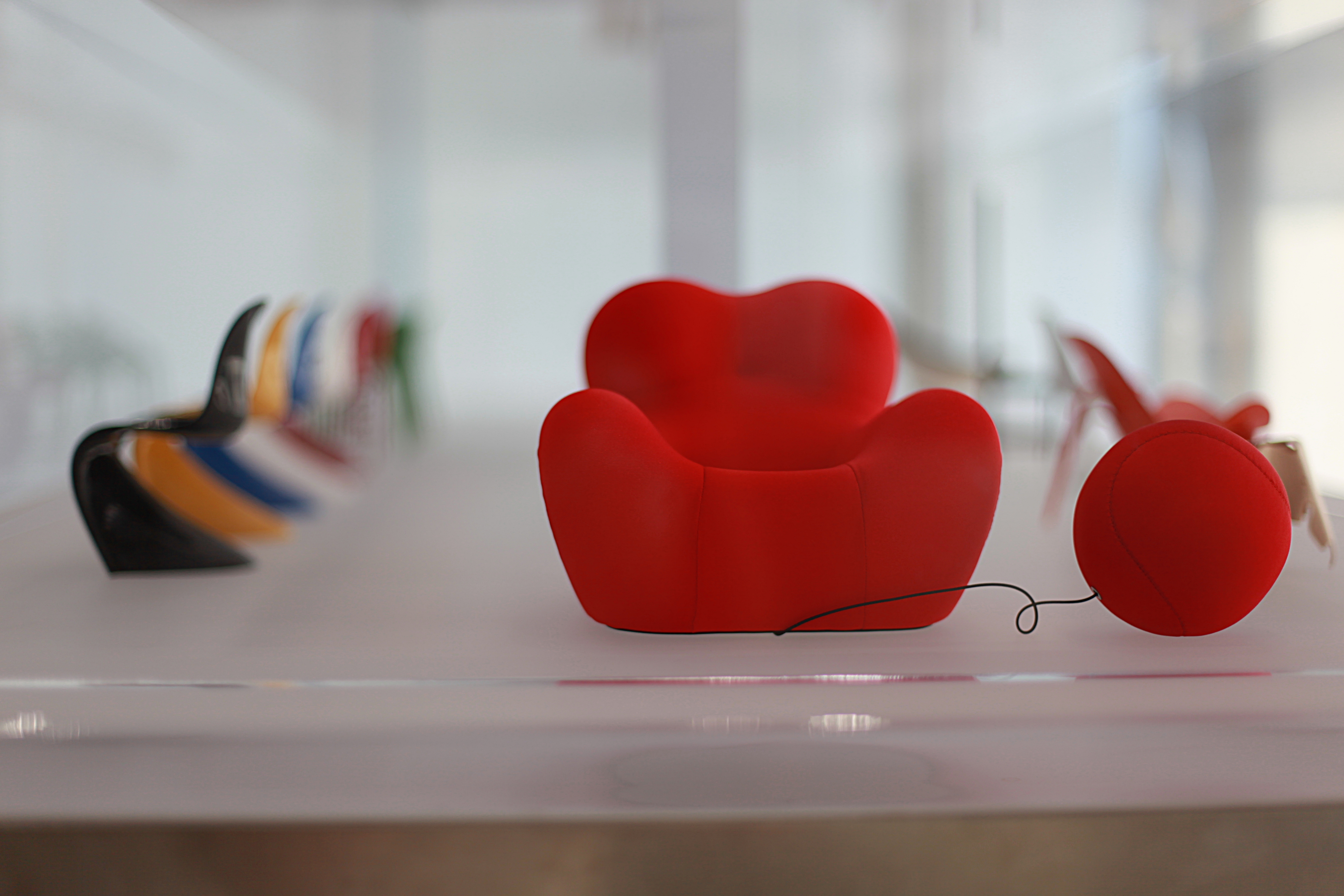 현대모터스튜디오-기념품샵-빨간-미니의자