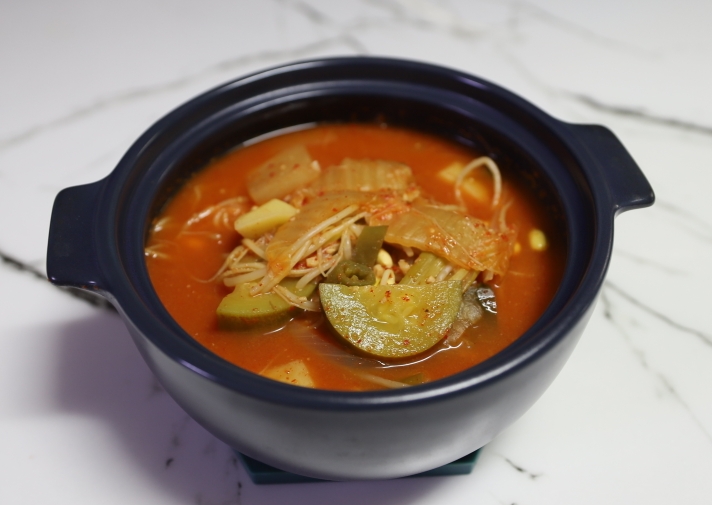 김치-된장찌개-뚝배기에-담아-완성한-모습