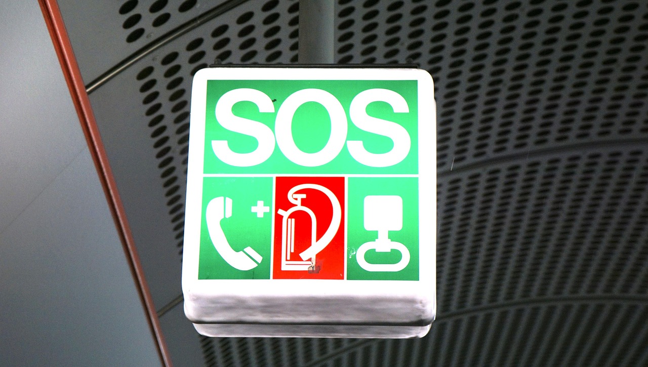 sos라는 글씨가 써져있는 간판이 초록색바탕에 하얀글씨로 써있습니다