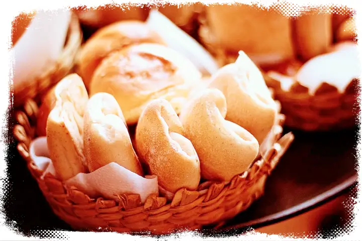 놀라운토요일-놀토-옥수수양파빵-부추빵-딸기잼앙금빵-사과에이드-맛집-전북-장수-CC-장계시장-빵집-카페