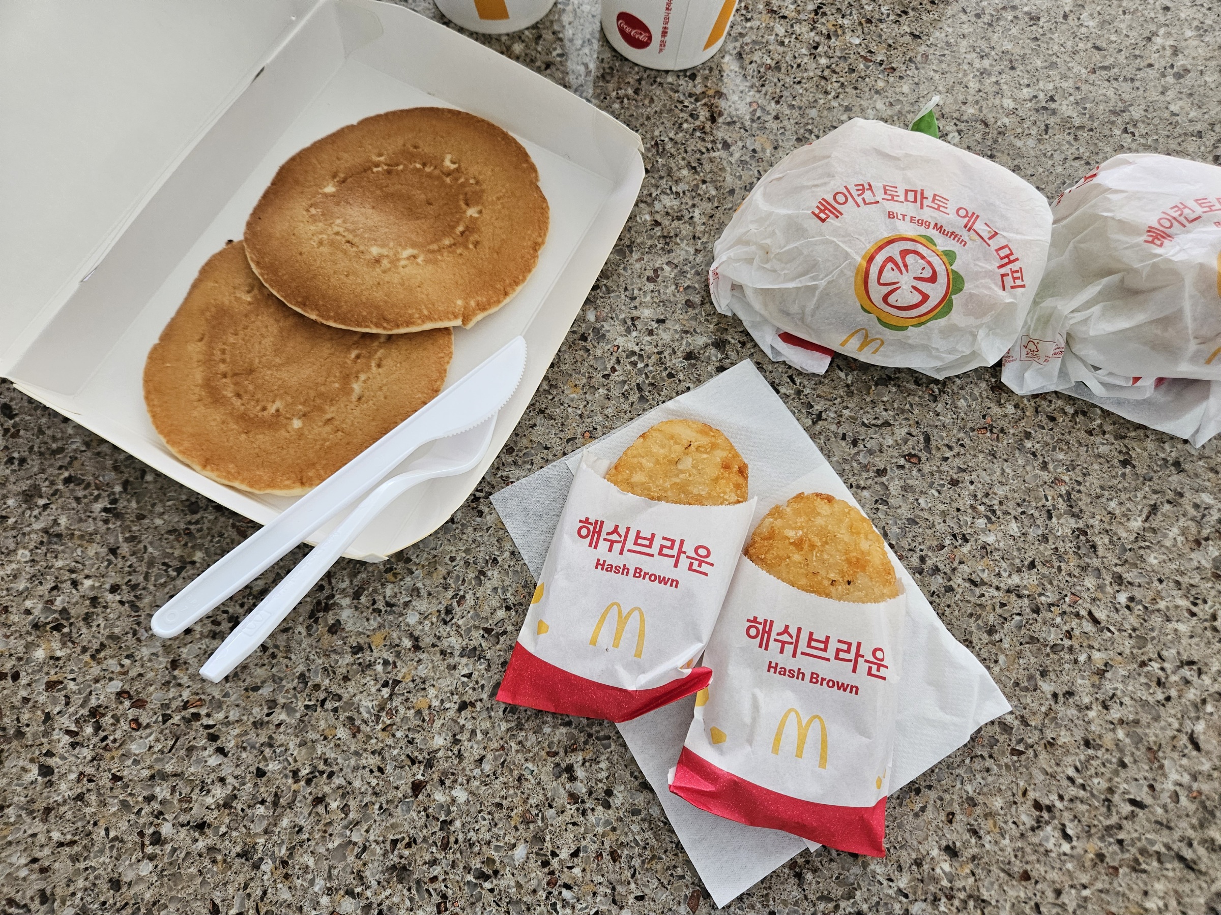 맥도날드- 베이컨 -토마토 -에그- 머핀- 세트와- 핫케이크-이미지