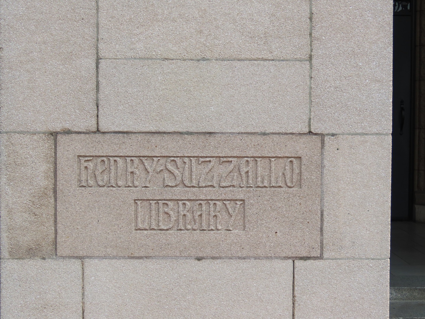 벽에 있는 Henry Suzzallo Library 도서관 이름