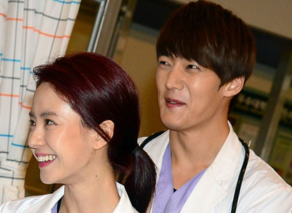 “틈만 나면 스킨십에 X드립 치더니..” 불쌍한 척 하다 룸술집 다니는거 걸려 개쪽 당하고, 눈치보며 복귀각 노리고 있다는 배우 충격 근황