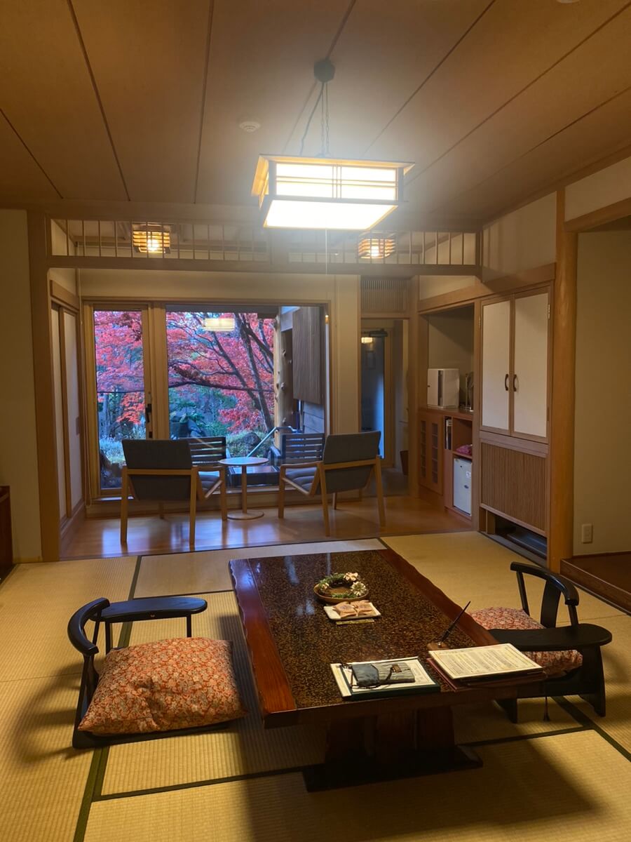 고라쿠엔 료칸&#44; 일본식 다다미 방의 내부 거실