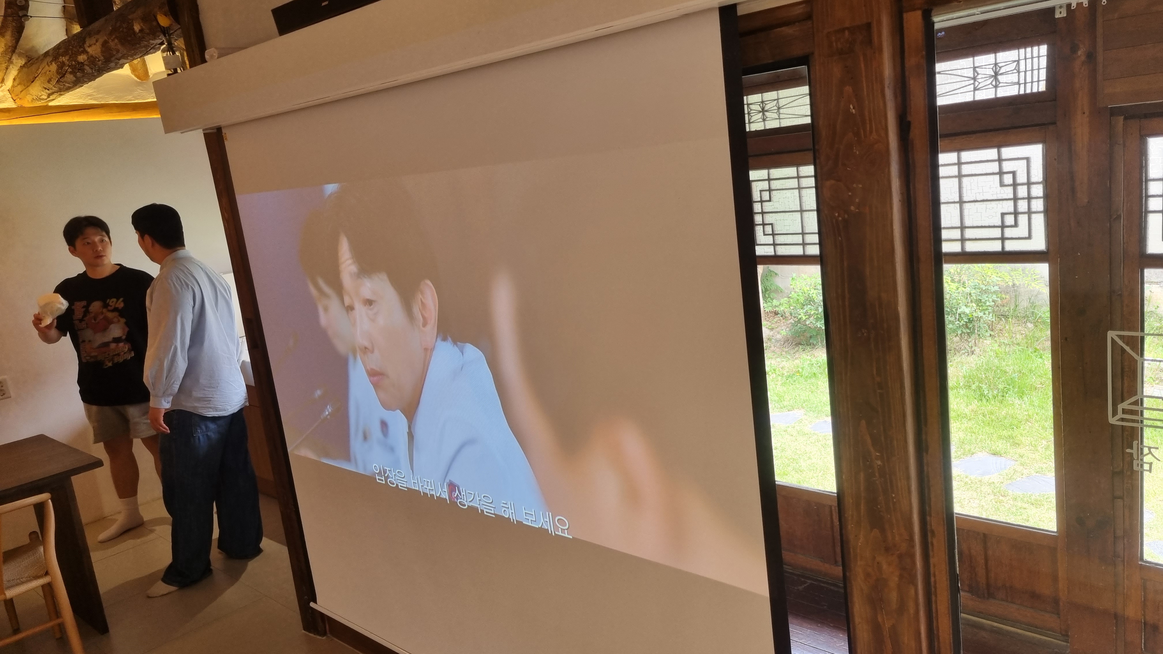  전주 늦잠 한옥마을 팬션 100인치 프로젝터 앱손 co-w01 설치