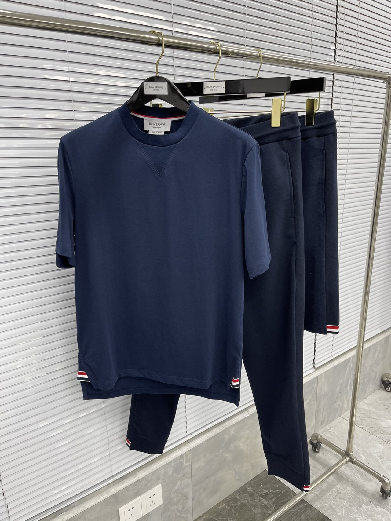  [THOM BROWNE] 톰브라운 RWB 스트라이프 탭 반소매 티셔츠 & 쇼츠 SET
