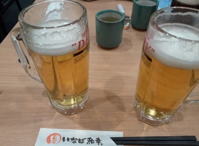 맥주 2잔이 테이블 위에 올려져 있다.