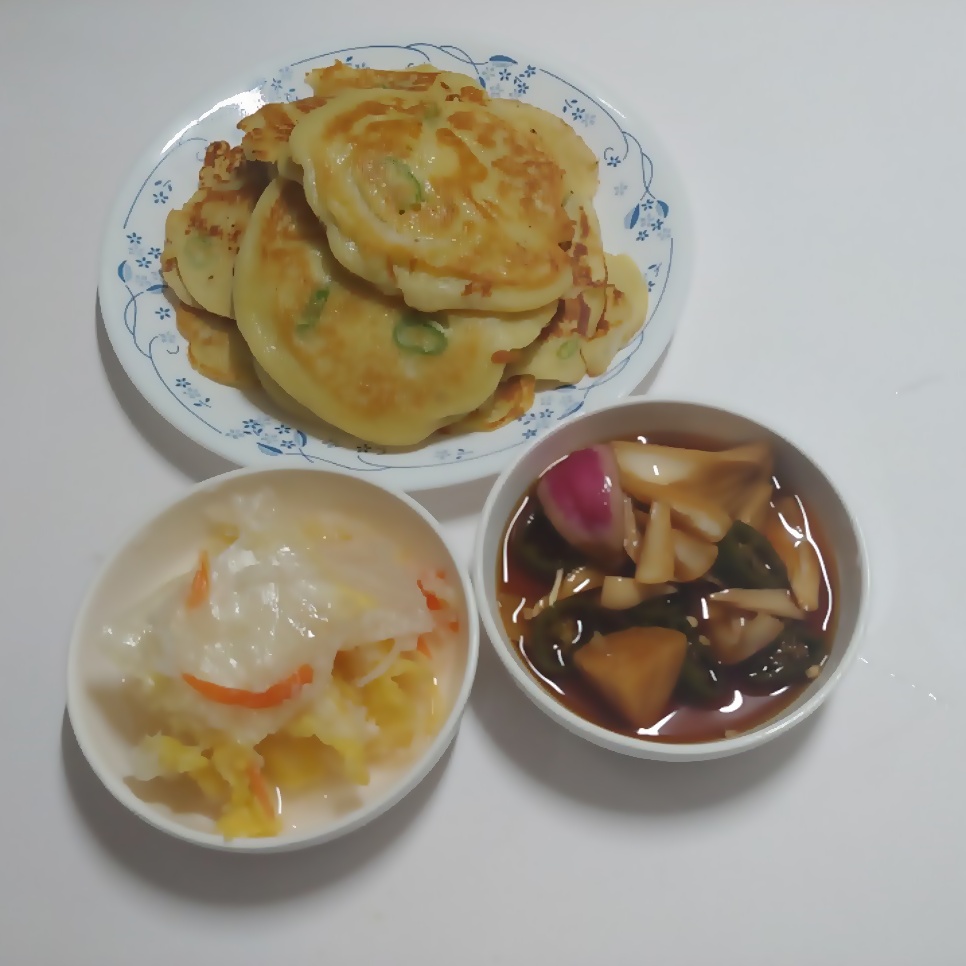  내맘대로 간단하게 부쳐 본 감자 부침 우중충한 날씨엔 부침개가 딱이야