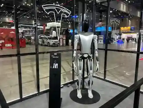 그림 1. 행사에 전시된 테슬라 옵티머스 휴머노이드 로봇 (출처: Korea JoongAng Daily) 