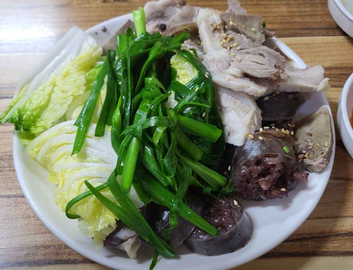 동네수육국밥 이미지