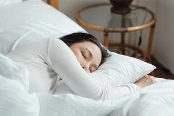 숙면을 취하는 여성