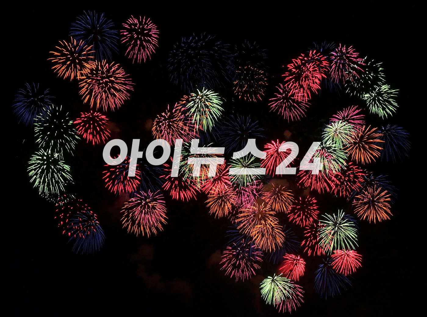 17일 서울 영등포구 여의도 한강공원에서 열린 방탄소년단 데뷔 10주년 FESTA @여의도(BTS 10th Anniversary FESTA @Yeouido)에 &#39;BTS 10주년 기념 불꽃쇼&#39;가 펼쳐지고 있다. [사진=정소희 기자]